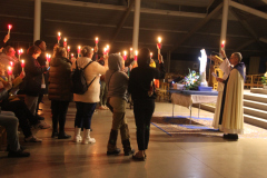 2023-11-18-Veillee-et-procession-Journee-des-Pauvres-a-Banneux-203