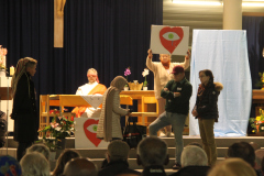 2023-11-18-Veillee-et-procession-Journee-des-Pauvres-a-Banneux-48