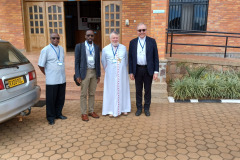 Une-pause-avec-les-Peres-Francois-Abraham-et-Zenon-Superieur-General-