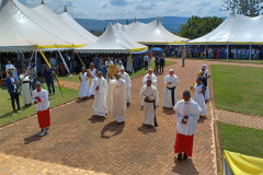 Evangeliaire-porte-par-le-Pere-Francois-Harelimana-